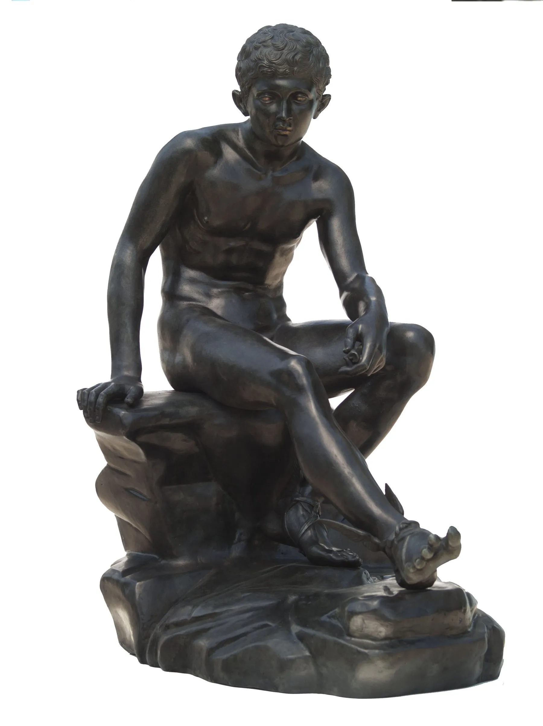 Statua in bronzo di Hermes seduto su una roccia, a riposo.