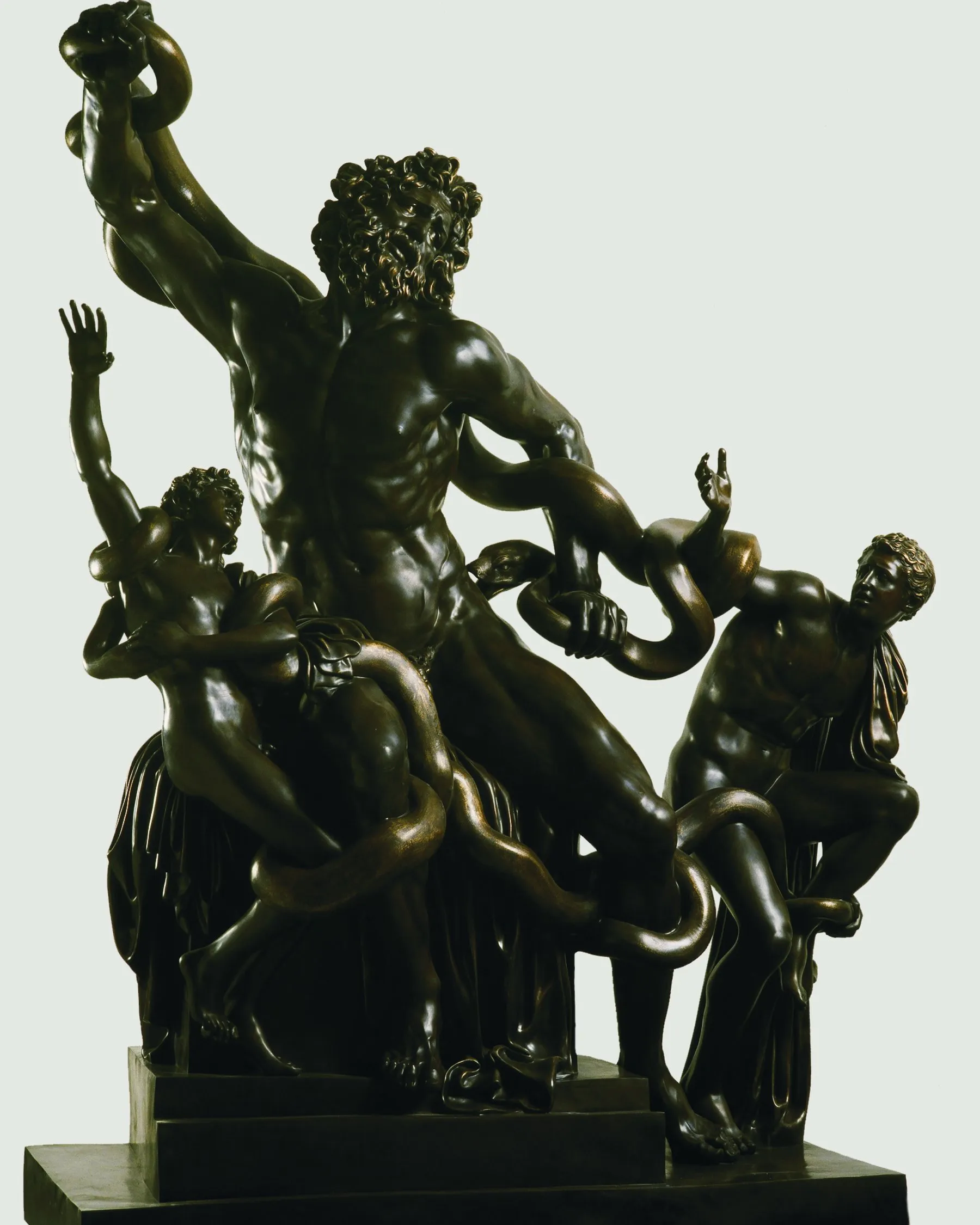 Scultura in bronzo del Gruppo del Laocoonte: il sacerdote Laocoonte e i suoi due figli in lotta con due serpenti marini.