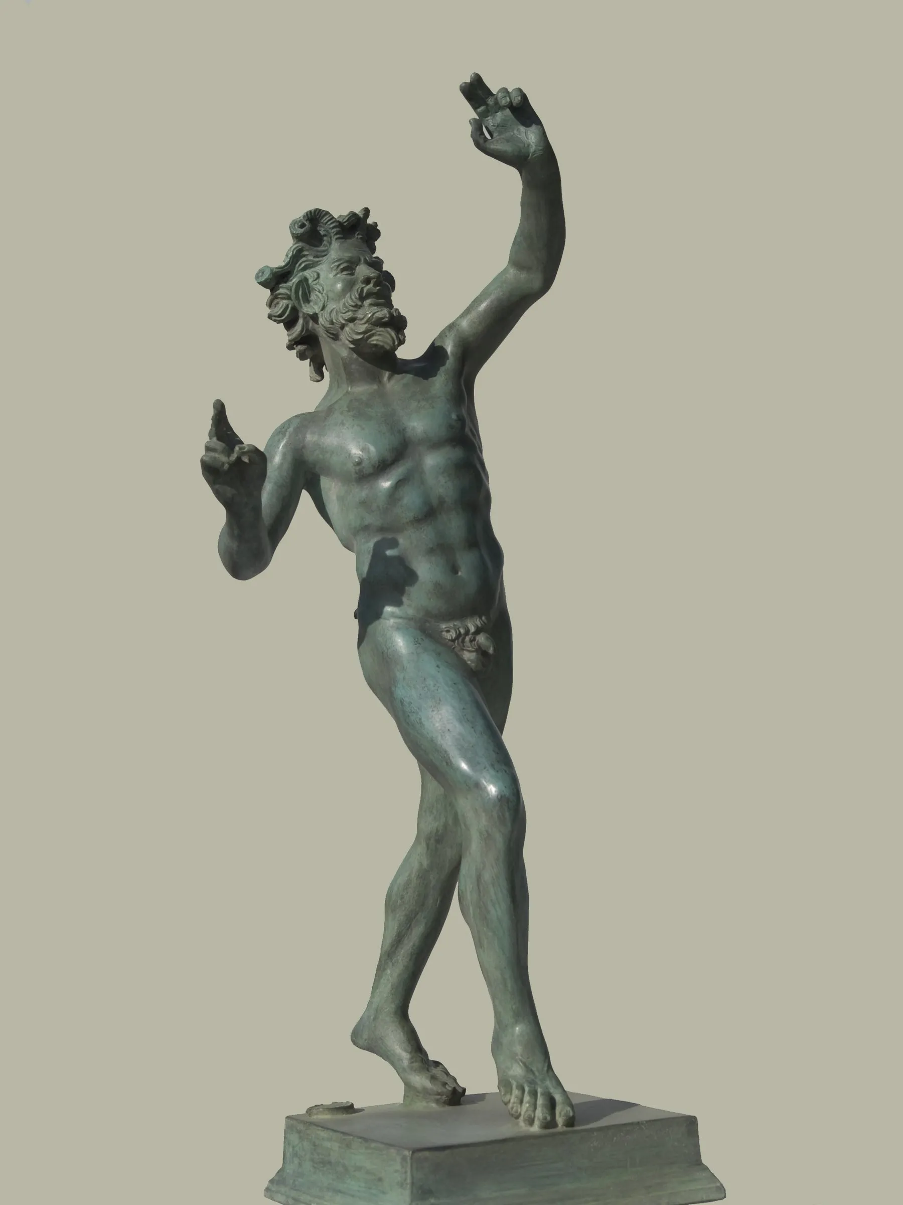 Statua in bronzo del Fauno danzante, con le braccia alzate e patina verde «Pompei».